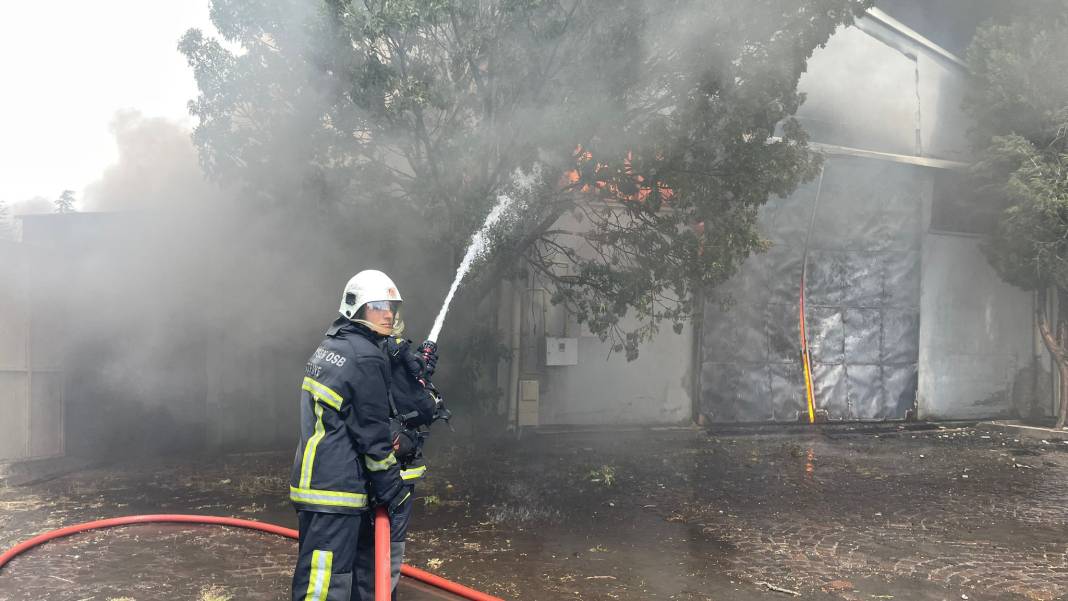 Kayseri'de sünger fabrikasında büyük yangın: Bir saatte kontrol altına alındı 11